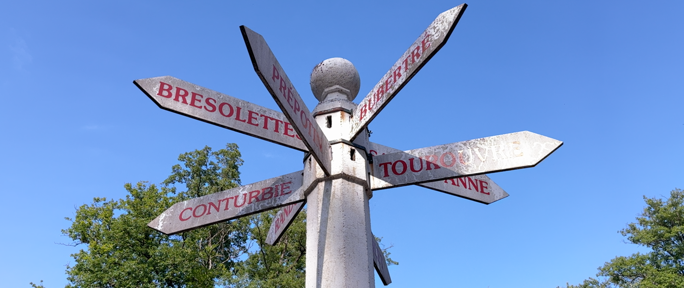 Un panneau de direction dont les flèches forment une étoile